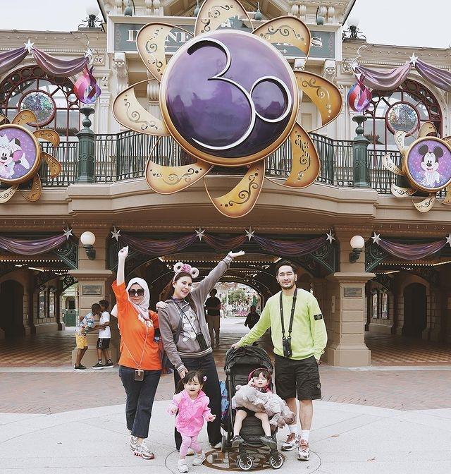 Momen Keluarga Syahnaz Sadiqah Liburan di Paris. (Instagram/syahnazs)