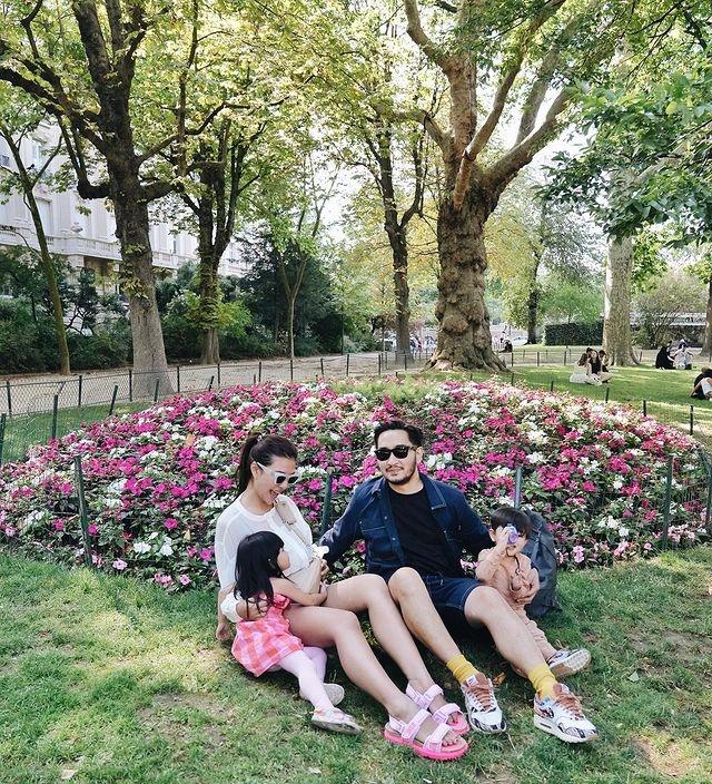 Momen Keluarga Syahnaz Sadiqah Liburan di Paris. (Instagram/syahnazs)