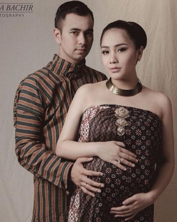 Artis pemotretan kehamilan pakai adat Jawa. (Instagram/@dierabachir)