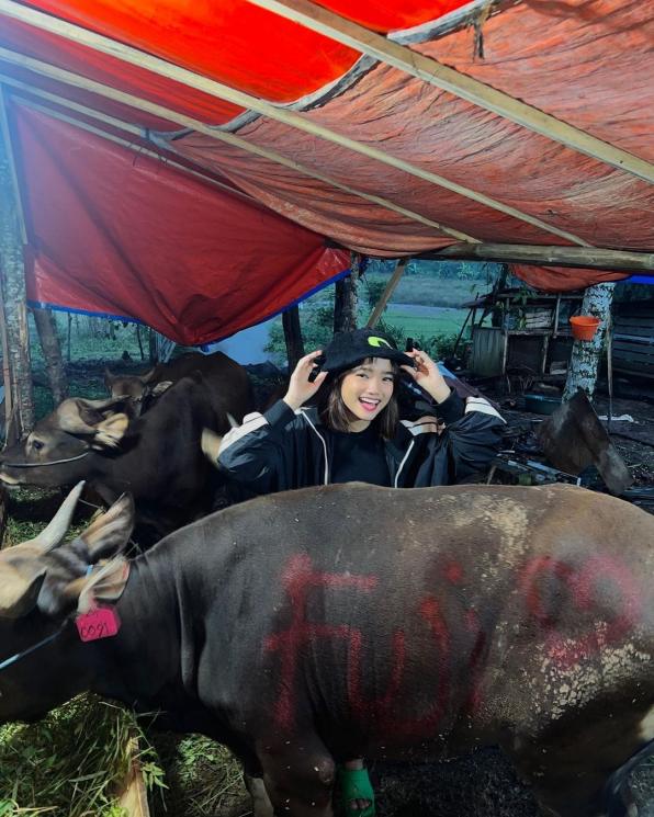 Potret Artis Bareng Hewan Kurban (instagram/@fuji_an)