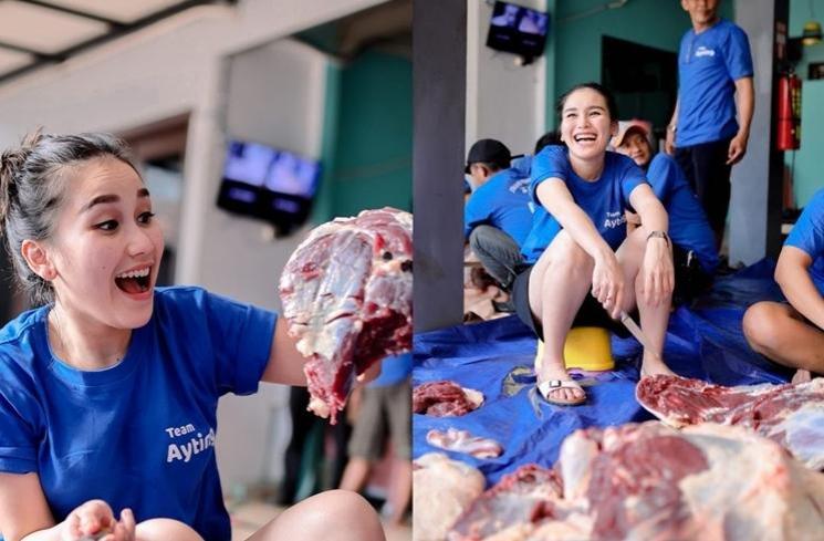 Momen Ayu Ting Ting ikut potong daging kurban (Instagram/@ayutingting92)