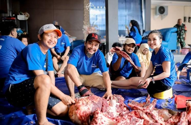Momen Ayu Ting Ting ikut potong daging kurban (Instagram/@ayutingting92)
