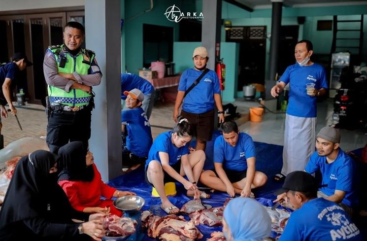 Momen Ayu Ting Ting ikut potong daging kurban (Instagram/@ayutingting92)