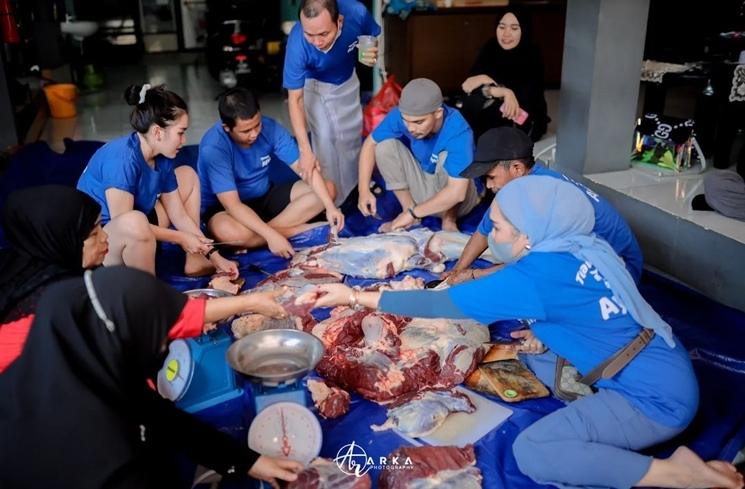 Momen Ayu Ting Ting ikut potong daging kurban (Instagram/@ayutingting92)