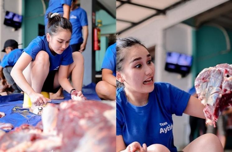 Momen Ayu Ting Ting ikut potong daging kurban (Instagram/@ayutingting92)