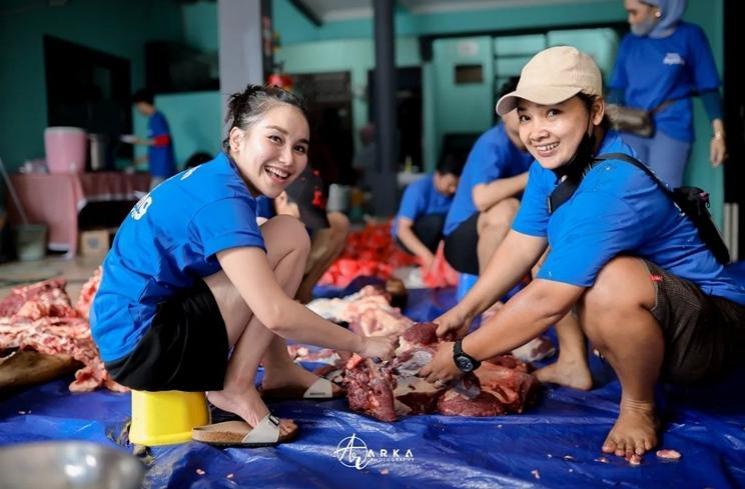 Momen Ayu Ting Ting ikut potong daging kurban (Instagram/@ayutingting92)