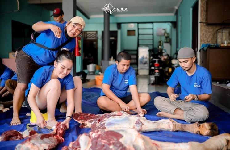 Momen Ayu Ting Ting ikut potong daging kurban (Instagram/@ayutingting92)
