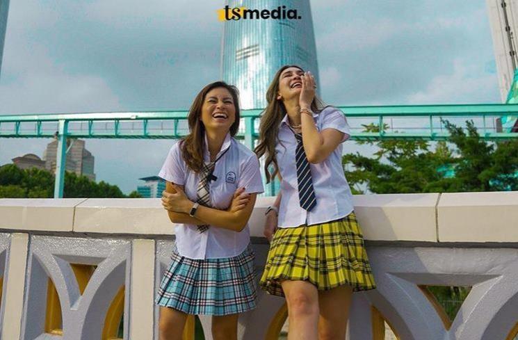 Potret Luna Maya Pakai Seragam Sekolah. (Instagram/@tsmedia)