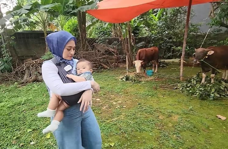 Potret Nathalie Holscher Rayakan Idul Adha (YouTube NATHALIE HOLSCHER)
