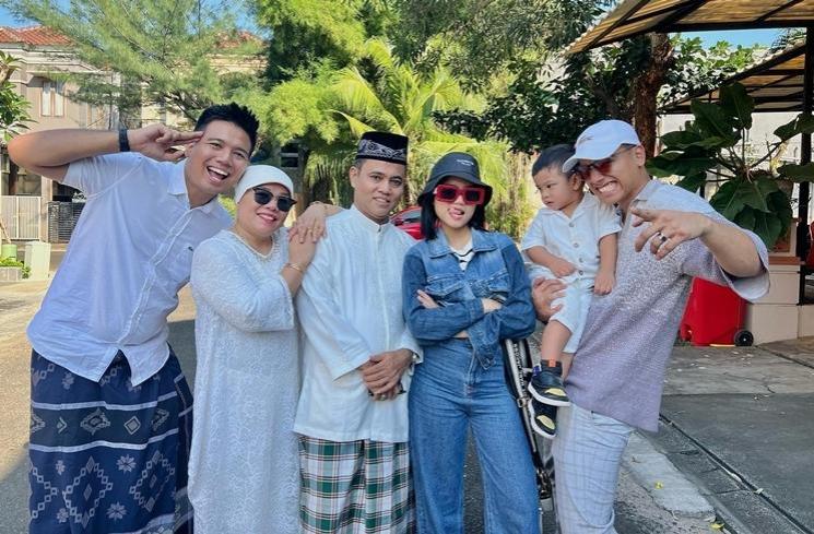 Momen Artis Rayakan Idul Adha Bareng Keluarga (instagram/@dewizuhriati)