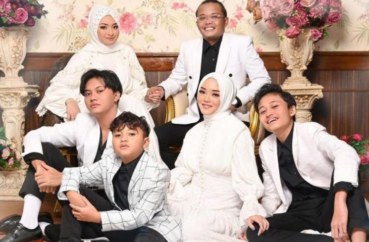 Outfit Seragam Keluarga Sule dan Nathalie Holscher. (Instagram/@ferdinan_sule)