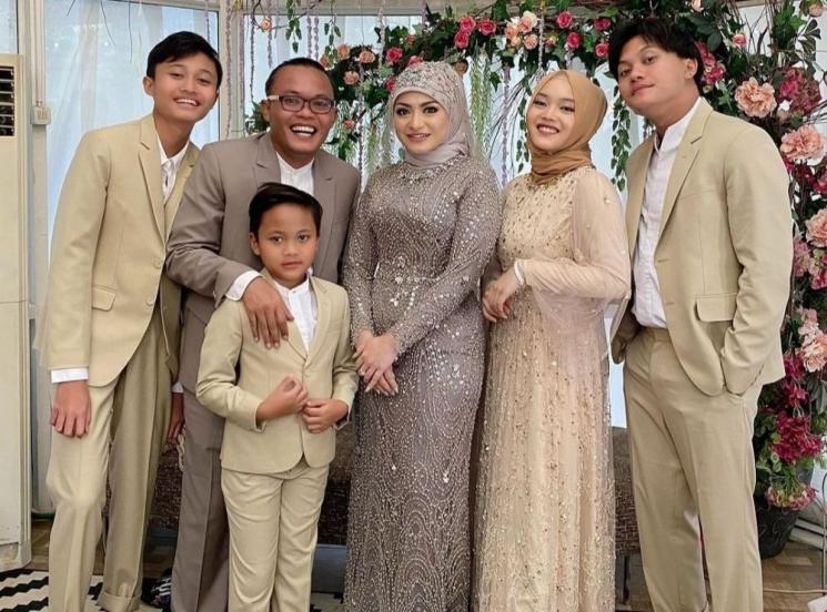 Outfit Seragam Keluarga Sule dan Nathalie Holscher. (Instagram/@ferdinan_sule)