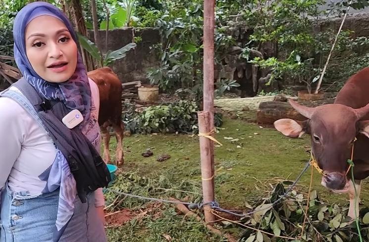 Potret Nathalie Holscher Rayakan Idul Adha (YouTube NATHALIE HOLSCHER)
