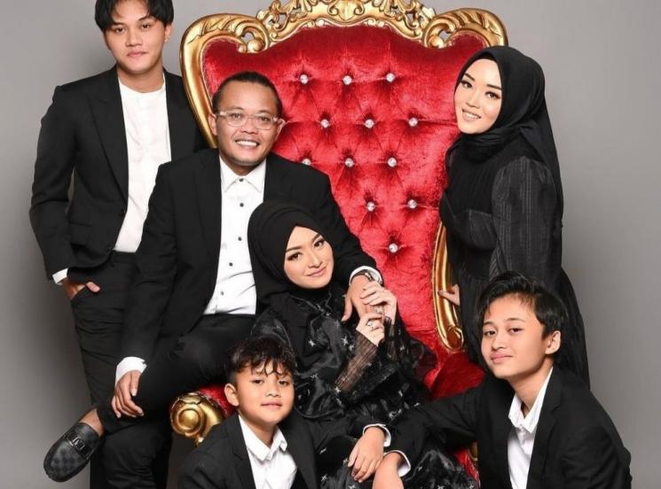 Outfit Seragam Keluarga Sule dan Nathalie Holscher. (Instagram/@ferdinan_sule)