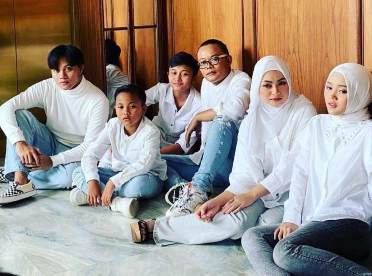 Outfit Seragam Keluarga Sule dan Nathalie Holscher. (Instagram/@ferdinan_sule)