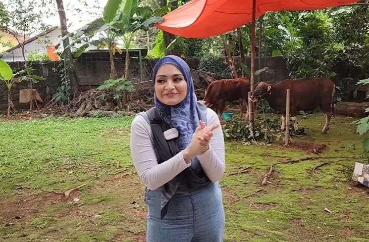 Potret Nathalie Holscher Rayakan Idul Adha (YouTube NATHALIE HOLSCHER)