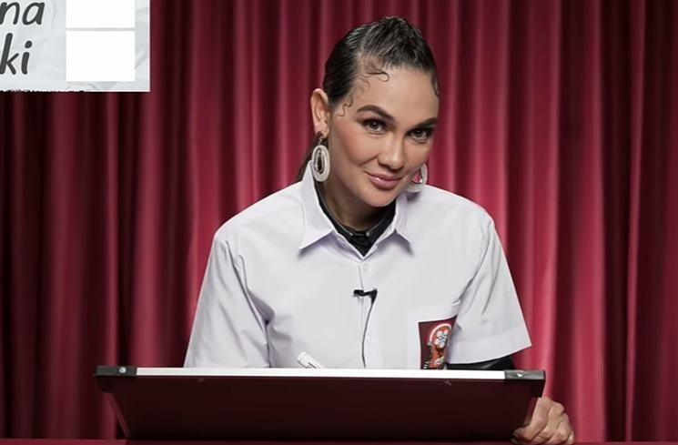 Potret Luna Maya Pakai Seragam Sekolah. (YouTube/BW)