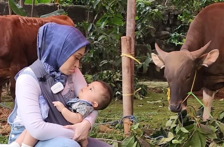 Potret Nathalie Holscher Rayakan Idul Adha (YouTube NATHALIE HOLSCHER)