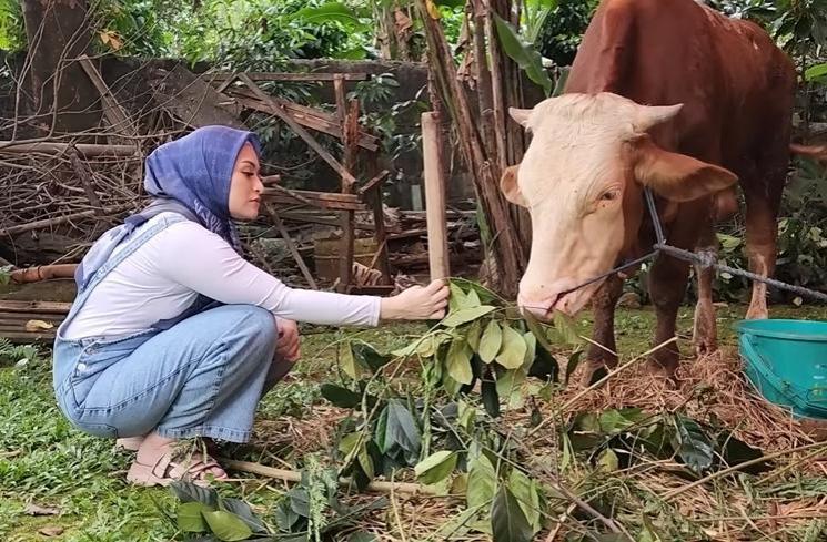 Potret Nathalie Holscher Rayakan Idul Adha (YouTube NATHALIE HOLSCHER)