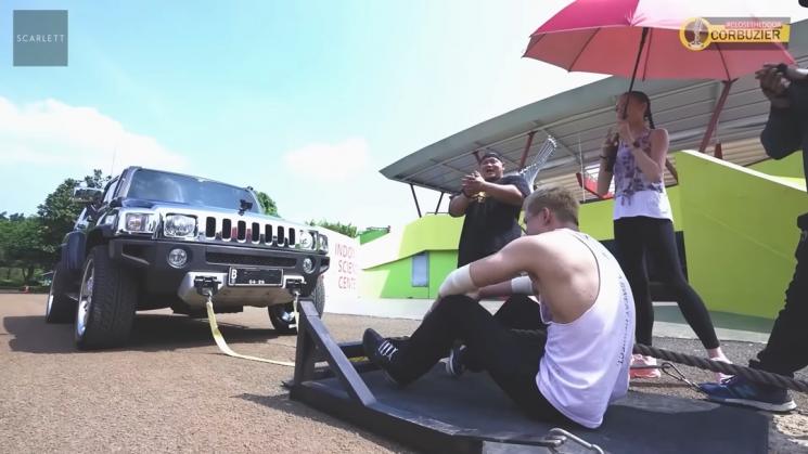 Potret Azka Corbuzier Tarik Truk 5 Ton (YouTube Azka Corbuzier)