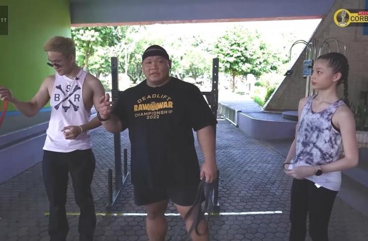 Potret Azka Corbuzier Tarik Truk 5 Ton (YouTube Azka Corbuzier)