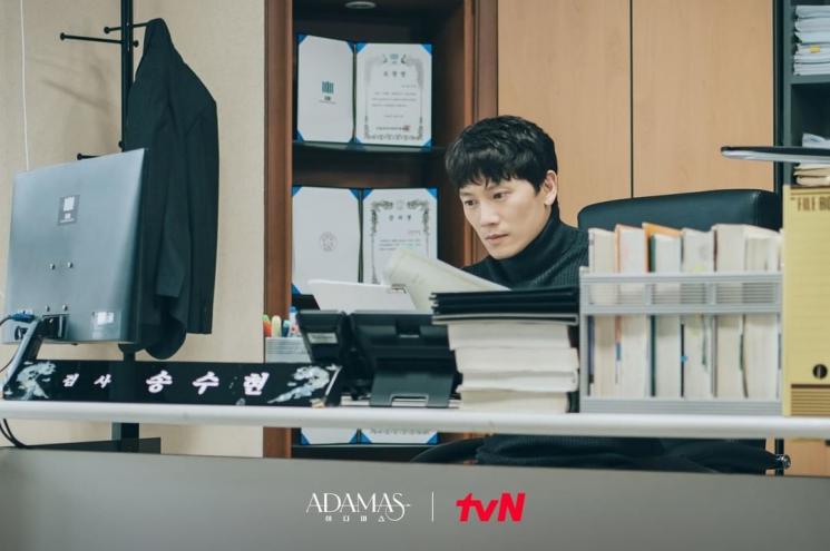 Potret Ji Sung di Adamas (Instagram/@tvn_drama)