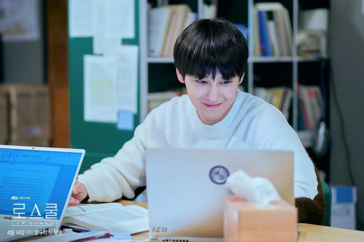 Sinopsis Law School (Soompi)