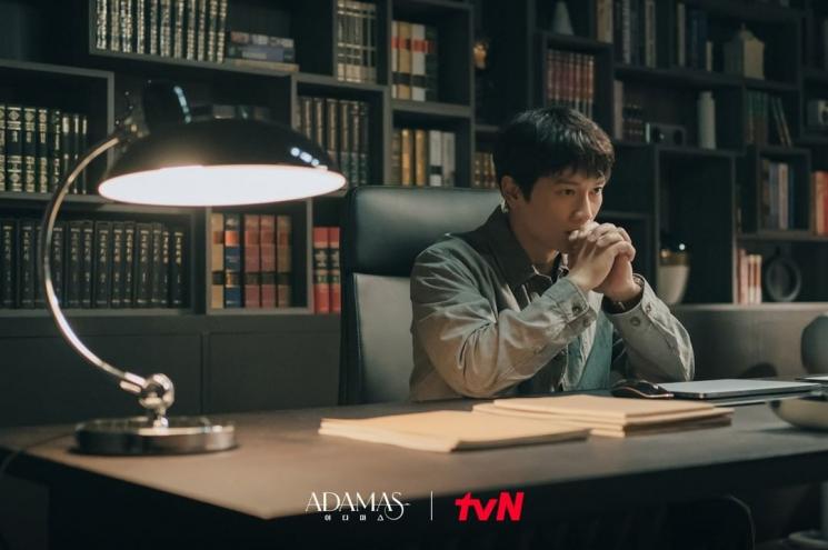 Potret Ji Sung di Adamas (Instagram/@tvn_drama)