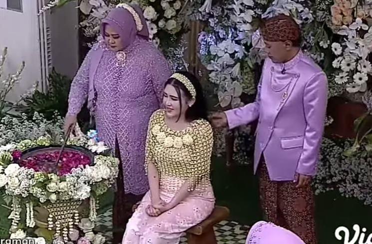 Potret Siraman Via Vallen. (YouTube/Indosiar)