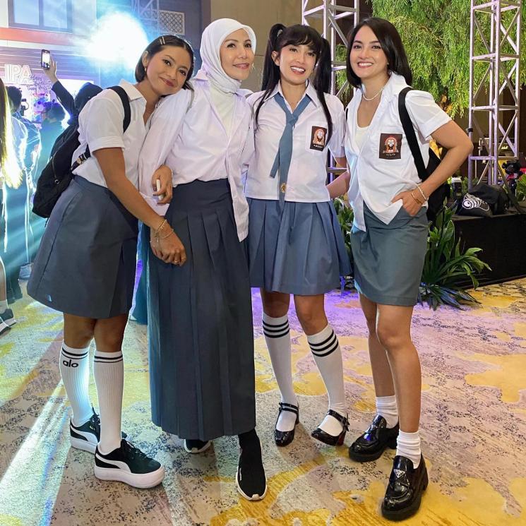Potret Artis Hadiri Ultah Ussy Sulistiawaty. (Instagram/@ririnekawati)