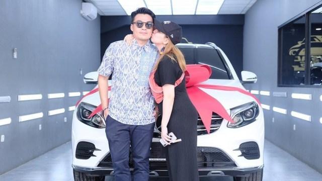 Artis Dapat Kado Mobil Mewah dari Pasangan. (Instagram/@tya_ariestya)