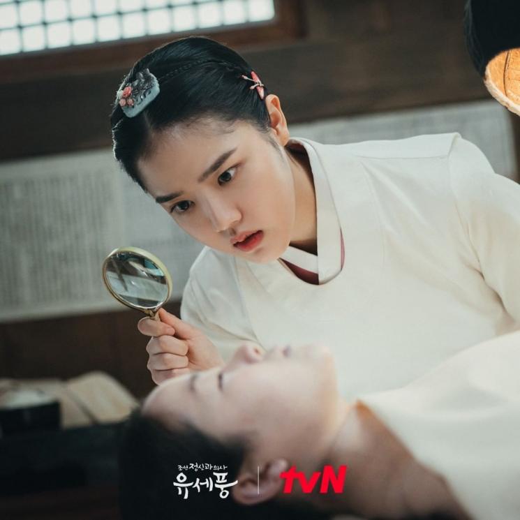 Pesona Kim Hyang Gi di Poong The Joseon Psychiatrist (Instagram/@tvn_drama)