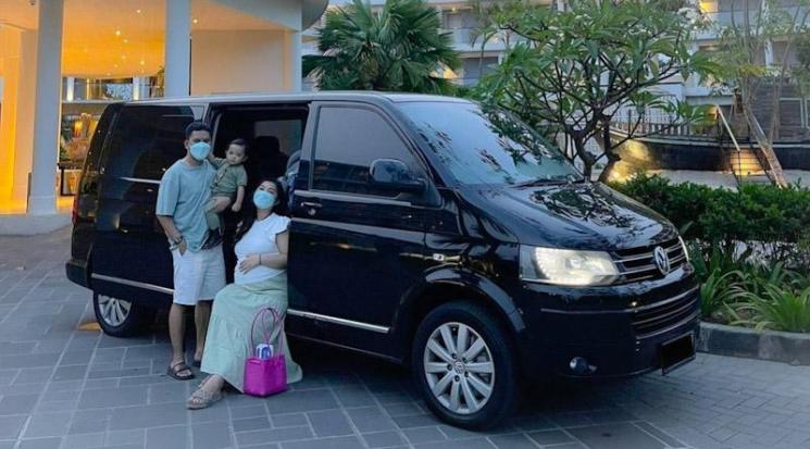Artis Dapat Kado Mobil Mewah dari Pasangan. (Instagram/@ariefmuhammad)
