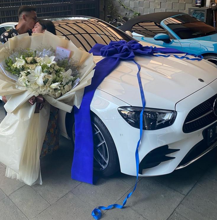 Artis Dapat Kado Mobil Mewah dari Pasangan. (Instagram/@ussypratama)