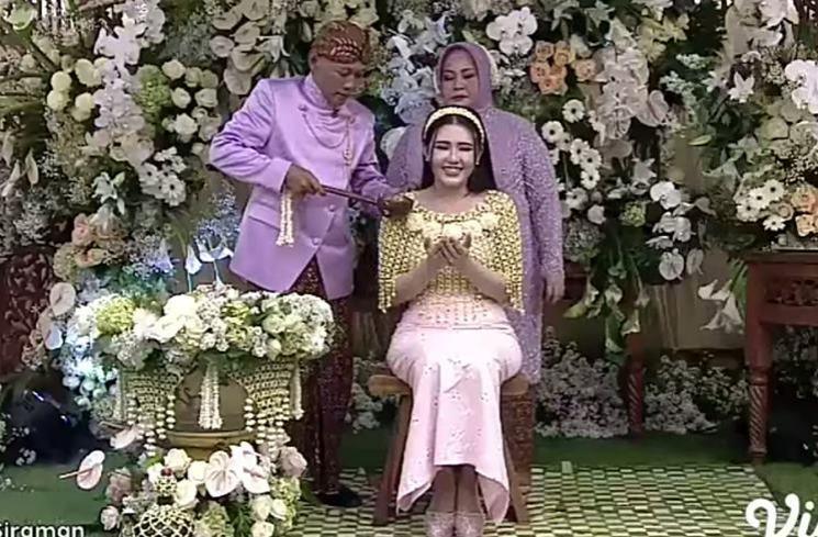 Potret Siraman Via Vallen. (YouTube/Indosiar)