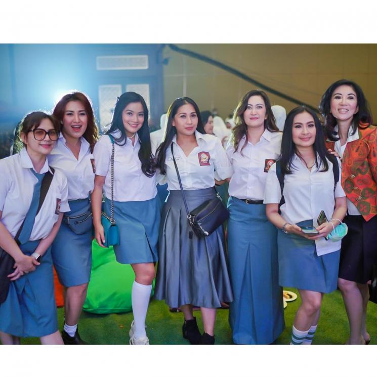 Potret Artis Hadiri Ultah Ussy Sulistiawaty. (Instagram/@titi_kamall)