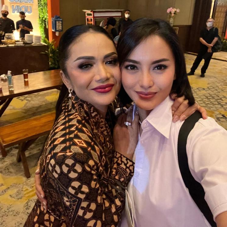 Potret Artis Hadiri Ultah Ussy Sulistiawaty. (Instagram/@ririnekawati)