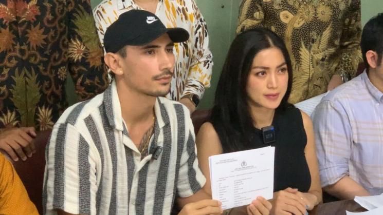 Jessica Iskandar dan Vincent Verhaag menggelar konferensi pers di kawasan Menteng, Jakarta Pusat, Kamis (14/7/2022) terkait kasus penipuan bisnis rental mobil yang merugikannya hingga Rp 9,8 miliar. [MataMata.com/Adiyoga Priyambodo]
