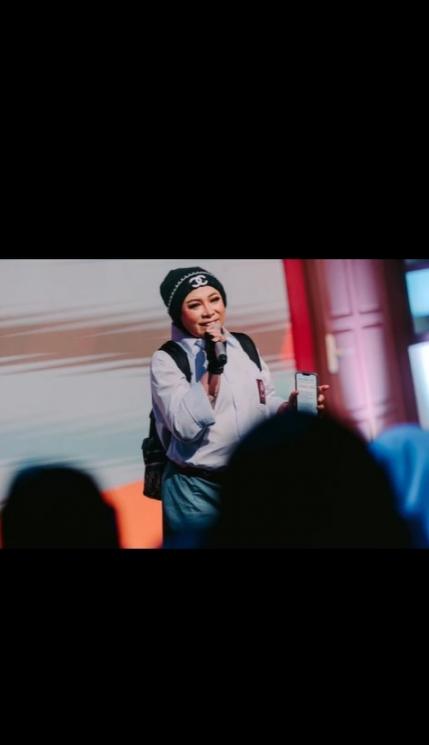 Potret Artis Hadiri Ultah Ussy Sulistiawaty. (Instagram/@melly_goeslaw)