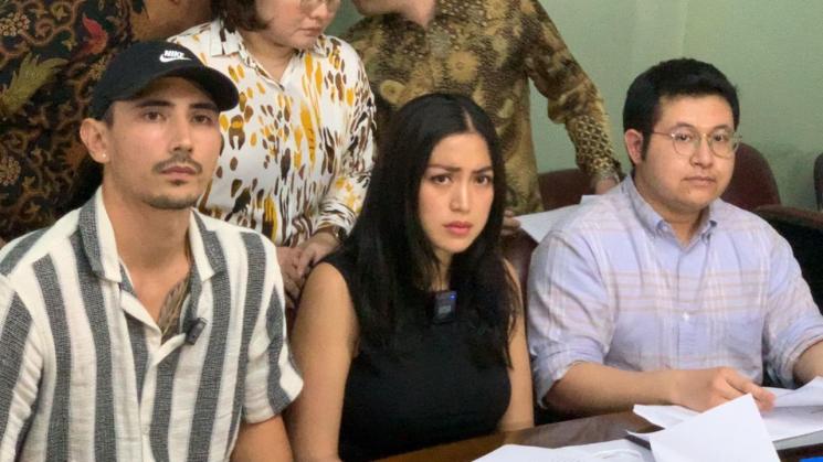 Jessica Iskandar dan Vincent Verhaag menggelar konferensi pers di kawasan Menteng, Jakarta Pusat, Kamis (14/7/2022) terkait kasus penipuan bisnis rental mobil yang merugikannya hingga Rp 9,8 miliar. [MataMata.com/Adiyoga Priyambodo]