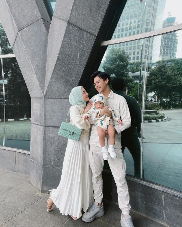 Potret Outfit Senada Keluarga Rey Mbayang (Instagram/@rey_mbayang)