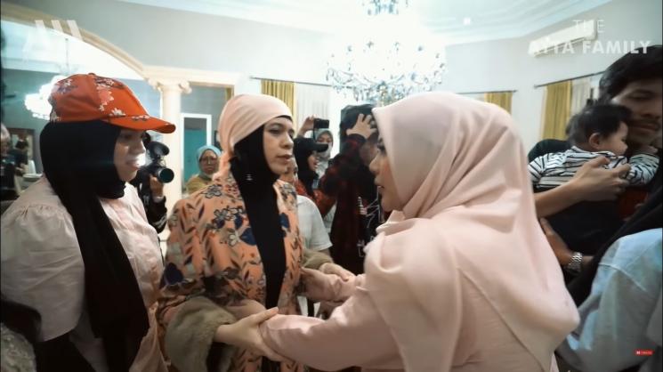 Momen Krisdayanti Kedatangan Keluarga Besan (YouTube/AH)