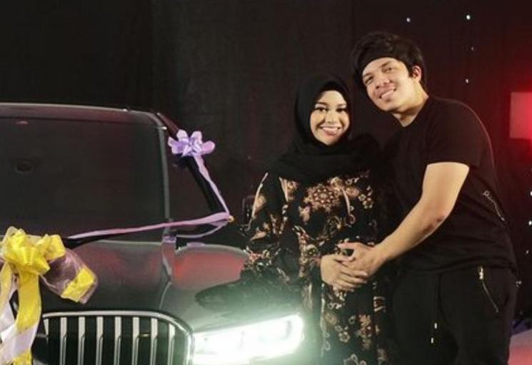 Artis Dapat Kado Mobil Mewah dari Pasangan. (Instagram/@attahalilintar)