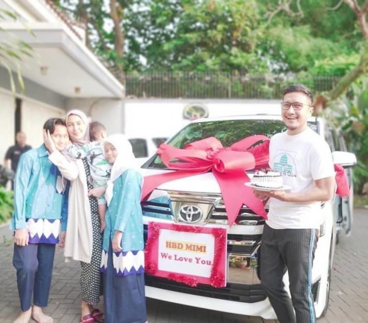 Artis Dapat Kado Mobil Mewah dari Pasangan. (Instagram/@fenitarie)