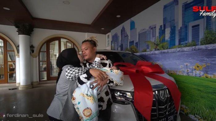 Artis Dapat Kado Mobil Mewah dari Pasangan. (YouTube/Sule Family)
