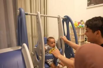 Baby Leslar Pakai Koleksi Sandal Lucu Menggemaskan, Harganya Cukup Terjangkau
