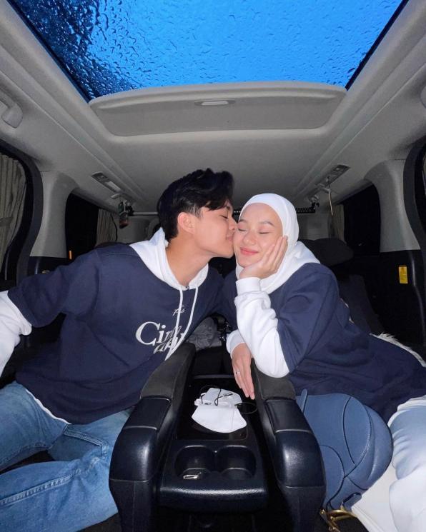 Potret Outfit Senada Keluarga Rey Mbayang (Instagram/@rey_mbayang)