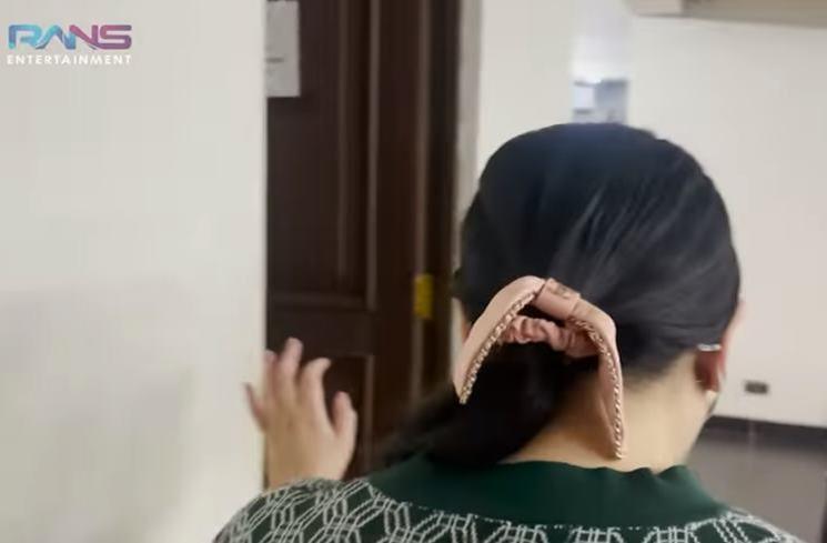 Nagita Slavina pakai ikat rambut Rp10 juta. (YouTube/RANS Entertainment)