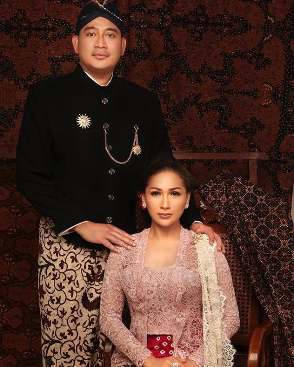 Potret Tata Janeeta dan Brotoseno. (Instagram/tatajaneetaofficial)