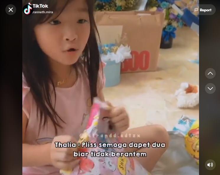 Celetukan Thalia Putri Onsu saat buka kado tuai pujian. (TikTok/@betranneth.mira)